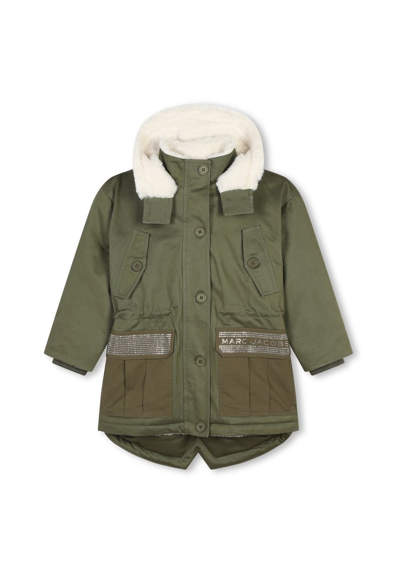 Parka verte avec une capuche en fourrure, fermeture à boutons, deux grandes poches avant et un détail décoratif en argent sur une des poches.