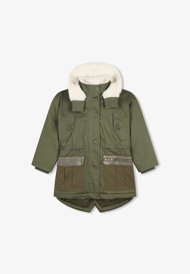 Parka verte avec une capuche en fourrure, fermeture à boutons, deux grandes poches avant et un détail décoratif en argent sur une des poches.