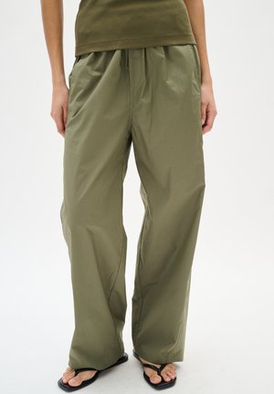 Pantaloni largi de culoare verde măslin, fabricați dintr-un material ușor, cu un croi relaxat, având buzunare laterale și o textură netedă.