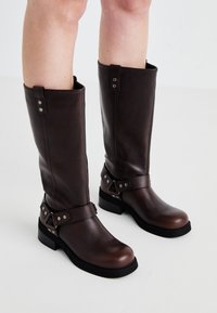 Kovboju/motociklistu tipa zābaki - dark brown
