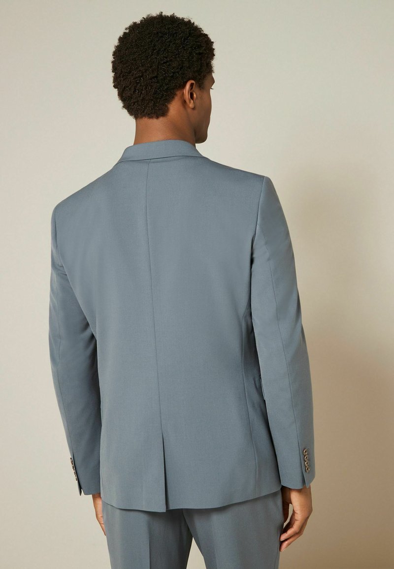 Hellgraue Anzugjacke mit Reverskragen, einer Schlitzöffnung hinten und geknöpften Manschetten. Glatte Textur und taillierter Schnitt.