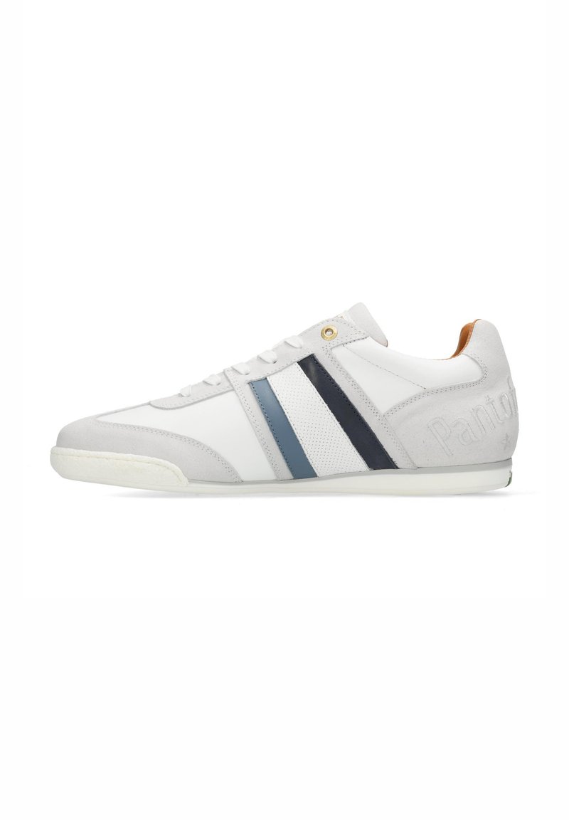 Vit sneaker med ett slätt läderövre, grå mockadetaljer, blå och marinränder, samt en texturerad häl med varumärkesdetalj.