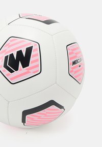 Balón de fútbol blanco con patrones hexagonales negros y rosas, que presenta la palabra "MERCURIAL" y una superficie texturizada. Costuras de punto visibles.