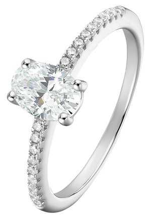 Witte gouden ring met een ovaal geslepen centrale steen, verfraaid met een rij kleinere ronde stenen op de shank, gepolijste afwerking.