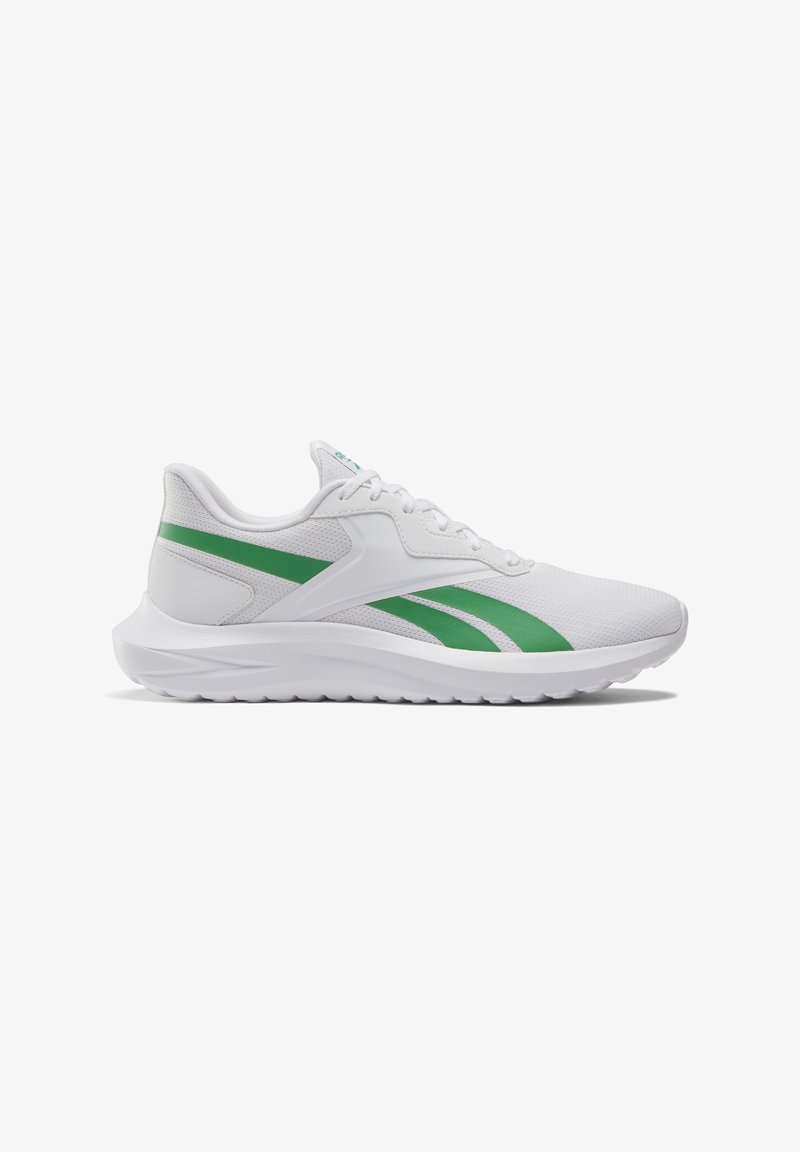 Zapatilla deportiva blanca con acentos verdes, con parte superior de malla, cuello acolchado, punta redondeada y una suela gruesa y texturizada.