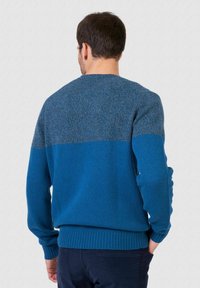 Maglione blu lavorato a maglia con polsini e orlo a coste, caratterizzato da un design bicolore con una sezione superiore testurizzata in blu scuro e una sezione inferiore più chiara.