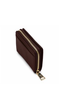 Cartera de cuero marrón oscuro con acabado texturizado, cierre con cremallera dorada y un bolsillo externo para tarjetas. Cuenta con una pequeña placa de metal dorado.