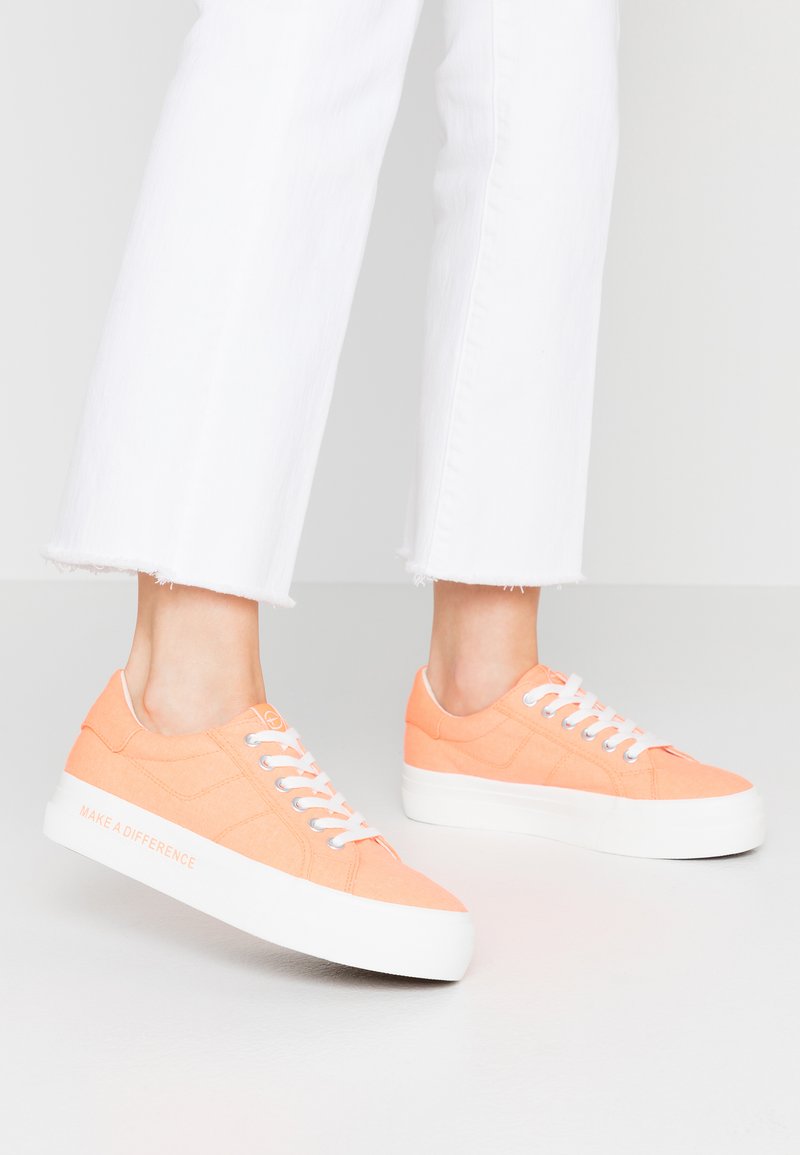 Tamaris LACE-UP - Trainers - peach neon