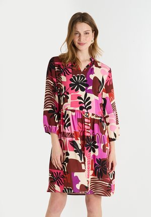 Vestido de algodón multicolor con escote en V, mangas de tres cuartos y un diseño en capas. Presenta patrones atrevidos en tonos de rosa, marrón y negro.