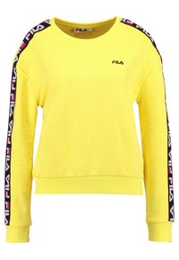 Sudadera amarilla de manga larga, con puños y dobladillo acanalados. Presenta franjas laterales negras con el logo blanco "FILA" repetido. Material suave de mezcla de algodón.