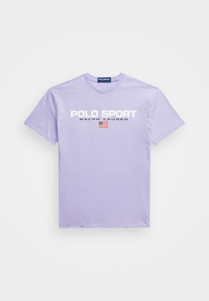 Lavendel kortermet bomull T-skjorte med teksten "POLO SPORT" og "RALPH LAUREN" i hvitt, med et lite amerikansk flagg grafikk.