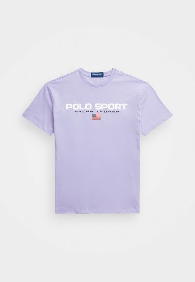 Λιλά βαμβακερό t-shirt με κοντό μανίκι με κείμενα "POLO SPORT" και "RALPH LAUREN" σε λευκό, με μικρή γραφική παράσταση της αμερικανικής σημαίας.