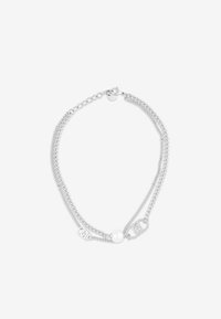 Srebrna bransoletka łańcuszkowa z dwoma połączonymi łańcuchami, ozdobiona okrągłą białą koraliką i metalowymi akcentami, prezentująca smukły, warstwowy design.