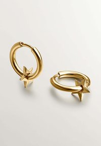 Pendientes de aro de oro con un acabado brillante, que presentan un acento de estrella unido al aro. El diseño es redondo con una textura suave.