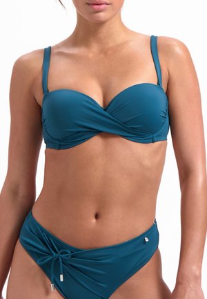 Teal bikini set met een gevormd, gedraaid cupontwerp, verstelbare banden en een high-waisted broekje met een zijstrik en subtiele glans.