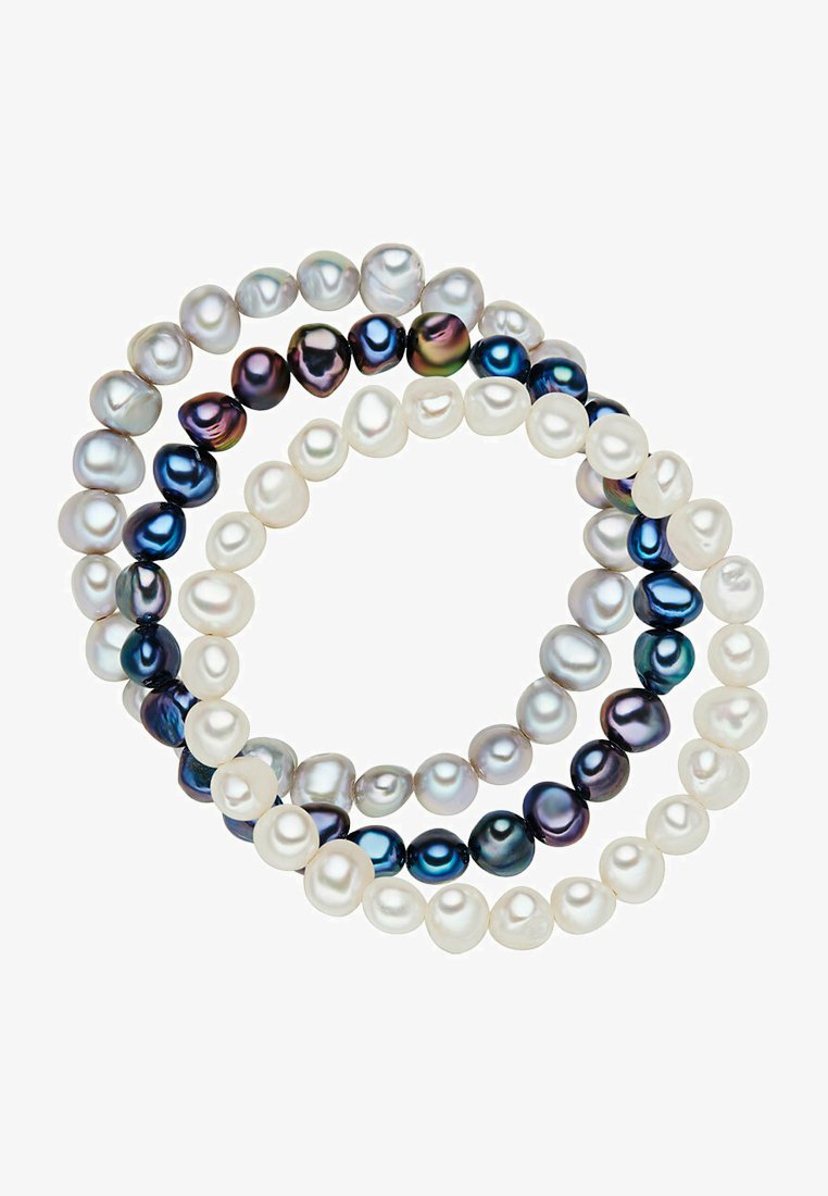 Dos pulseras circulares hechas de perlas de forma irregular en tonos de blanco, azul y oscuros, mostrando un brillo y textura variada.