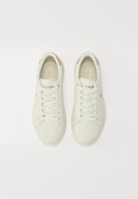 Hvite lær sneakers med en glatt finish, med lyserosa detaljer, rund tå og hvite lisser. Gulllogo på innersålen. Sålene har en lett tekstur.