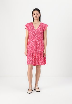 Robe rose à imprimé floral avec un col en V, des manches courtes à volants et une jupe à couches. Caractéristiques de tissu léger et fluide avec une coupe décontractée.