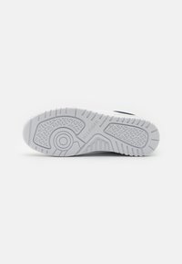 Tommy Hilfiger BASKET CORE LTH MIX ESS biały