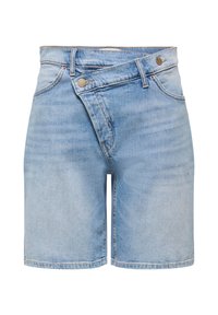 Short en jean bleu clair avec taille haute et une braguette asymétrique boutonnée sur fond blanc.