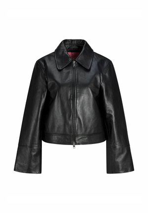 Veste en cuir noir avec fermeture éclair à l'avant, large col, manches longues et coupe courte, présentée sur un fond blanc.