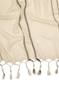 Beżowa tkanina tkana z pionowymi czarnymi i jasnoniebieskimi paskami oraz węzłowymi frędzlami wzdłuż krawędzi.