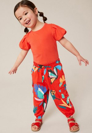 TRAVELLER - REGULAR FIT - Cargohose - red tropical print