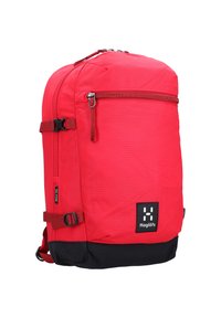 Zaino in nylon rosso con tasca frontale con zip, spallacci regolabili e base nera. Presenta un patch con logo e cuciture resistenti.