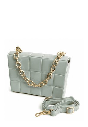 Bolso gris acolchado con cadena dorada y una correa adicional ajustable de cuero gris con cierres dorados.