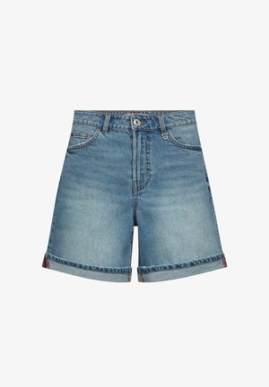 Kék farmer rövidnadrág felhajtott szegéllyel, elöl gombbal és cipzárral, valamint ötpocketes fazonnal.