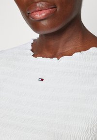 Tommy Jeans SMOCK - Paprasti marškinėliai - white
