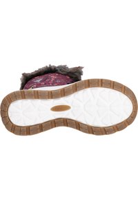 Schoen met een bovenwerk van bloemenstof in paars, voorzien van grijze bonttrim, een witte tussenzool en een gestructureerde rubberen buitenzool met een zigzagpatroon.