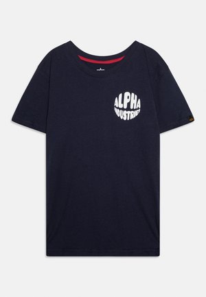 T-shirt bleu marine à manches courtes avec détail de col intérieur rouge et logo texte blanc "Alpha Industries" sur la poitrine gauche.
