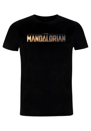 Sort bomulds T-shirt med teksten "THE MANDALORIAN" i et gradient design, med stiliseret skrifttype og en silhuet af en karakter.