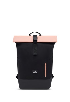 Sac à dos à rabat noir et rose avec poche avant zippée, fermeture à boucle, poignée de transport et étiquette « Johnny Urban » à l'avant.