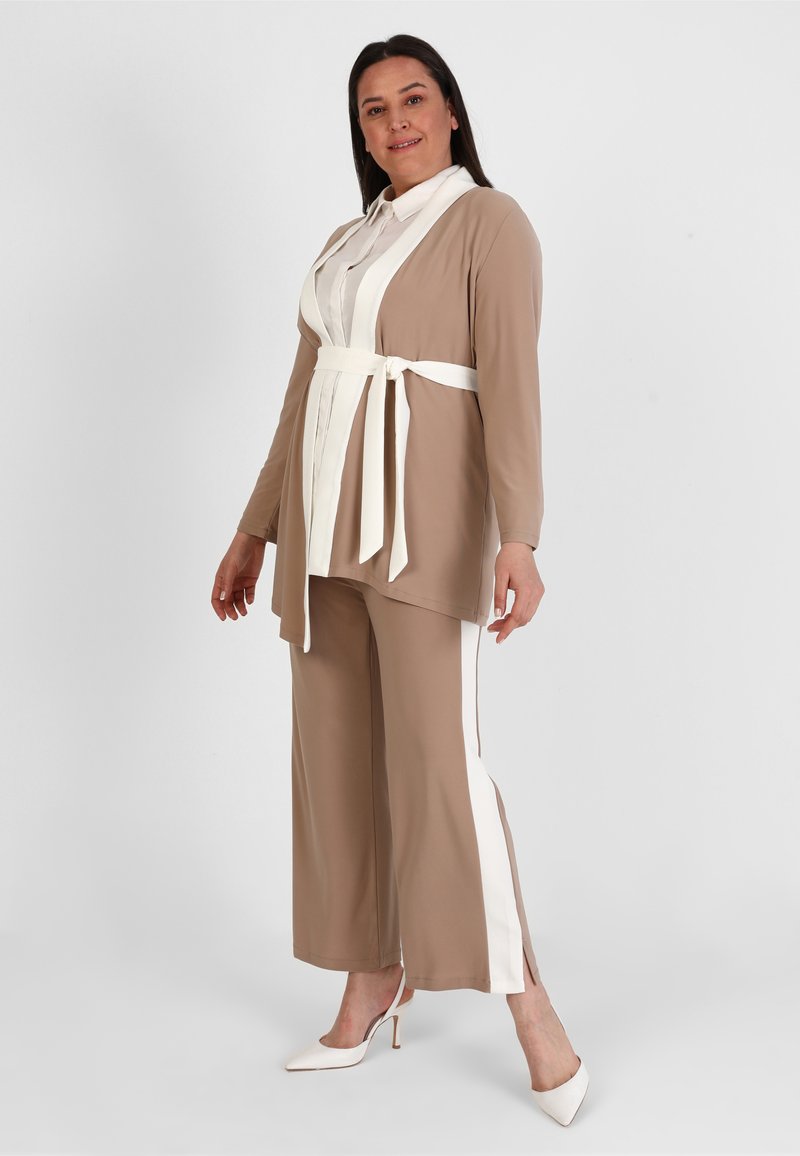 Modanisa Blazer lichtbruin