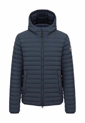 Marineblaue gesteppte Jacke mit horizontaler Steppung, Frontreißverschluss, angenähter Kapuze, seitlichen Taschen und Logopatch am linken Ärmel.