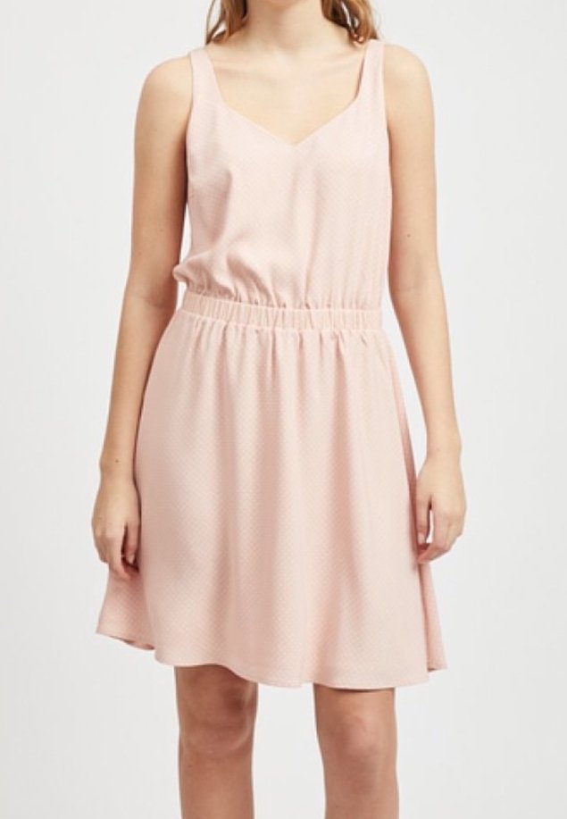 Różowa sukienka bez rękawów z dekoltem w kształcie V, zebranym w pasie i lekko teksturowanym materiałem, który sięga do kolan. Prosty, luźny krój.