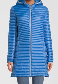 Blå puffjacka med dragkedja i fronten, huva och vertikal quiltad design. Slät, glänsande tyg med fickor och längd till mitten av låren.