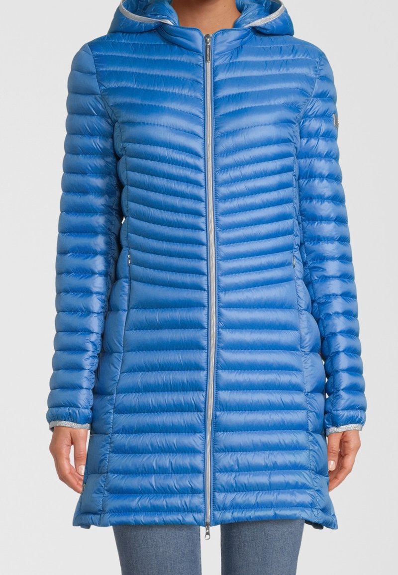 Blå puffjacka med dragkedja i fronten, huva och vertikal quiltad design. Slät, glänsande tyg med fickor och längd till mitten av låren.