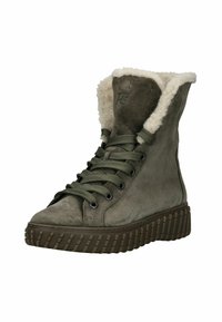 Stivaletto verde in suede con fodera in pelliccia sintetica, punta rotonda, suola in gomma spessa, e fissato con lacci piatti attraverso occhielli metallici.