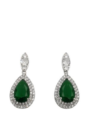 Boucles d'oreilles en forme de goutte verte avec des pierres facettées entourées d'un halo de petits gemmes clairs, en métal argenté.
