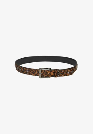 Cinturón de cuero con estampado de leopardo y respaldo negro, con tachuelas plateadas y hebilla metálica. Detalles decorativos bordean un lado.