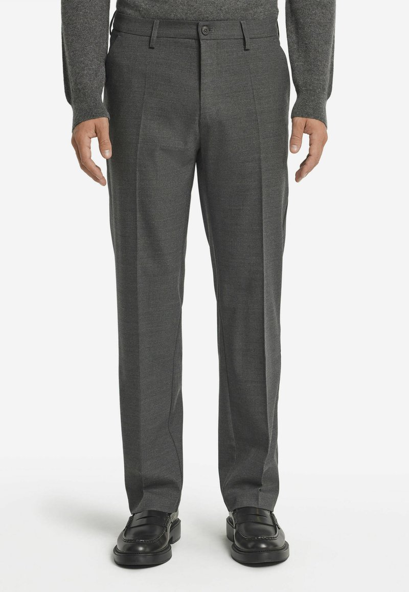 Grå skräddarsydda byxor med en platt framdesign, subtil textur och rak benform, i kombination med svarta polerade loafers.