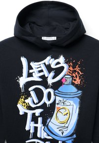 Felpa nera con cappuccio caratterizzata da testo e opere d'arte in stile graffiti colorato, raffiguranti una bomboletta spray con schizzi di arancione, giallo e rosa.