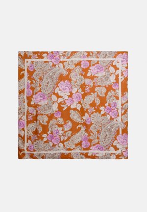 Carré en tissu orange avec motifs floraux et cachemire roses et blancs, bordé d'une fine bordure rose pâle.