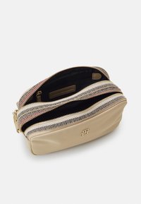 Tommy Hilfiger POPPY CAMERA BAG - Taška cez plece - beige