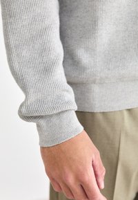 BOSS DERLINO - Svetrík - silver