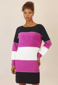 Apart COLORBLOCKING  - Robe pull - schwarz-lila-creme