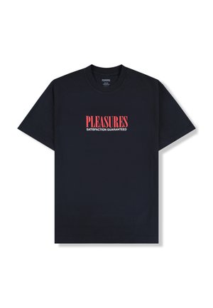 Czarny bawełniany t-shirt z krótkim rękawem i okrągłym dekoltem, z czerwonym napisem „PLEASURES SATISFACTION GUARANTEED” na przodzie.